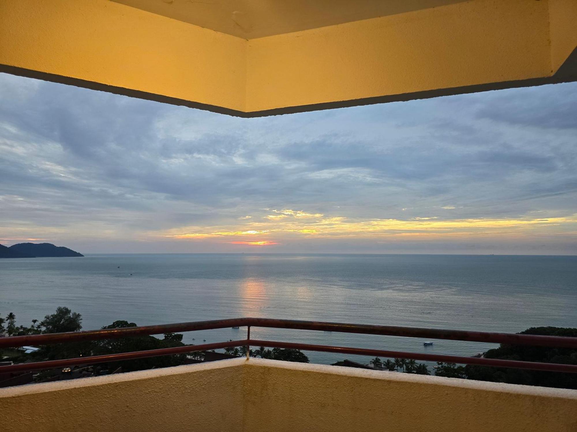 Green Ocean Seaview Apartment Batu Ferringhi Exterior photo